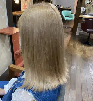 セミロング M. YURIのヘアスタイル