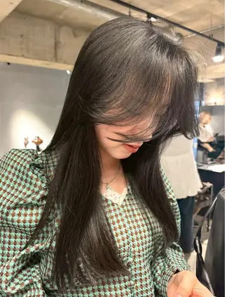 ロング カラー 纐纈 釉羽のヘアスタイル