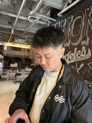 ショート パーマ メンズ 俵 知広のヘアスタイル
