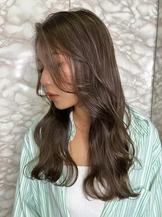 ミディアム カラー 🌟小顔レイヤー× 赤み消し透明感カラーのヘアスタイル