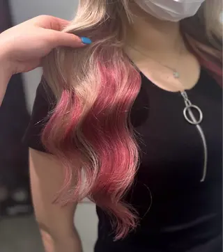 カラー MOMOKA🍑プル エクステ・ハイトーンのヘアスタイル