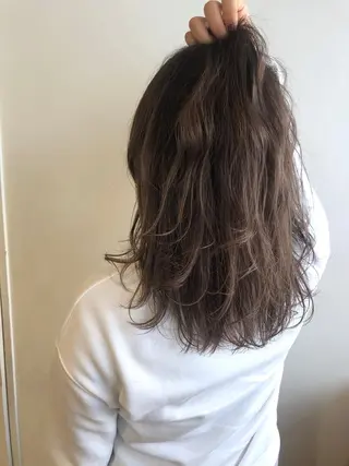 セミロング カラー MIOベージュカラー 柔らかいカラーのヘアスタイル