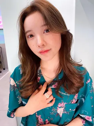 セミロング カラー 岡野 静華のヘアスタイル