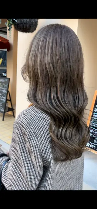 ロング 上山 萌音のヘアスタイル