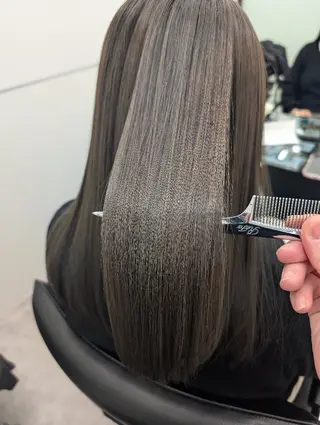 ロング 艶髪／オリーブ系／ 肌が綺麗に見えるお色のヘアスタイル