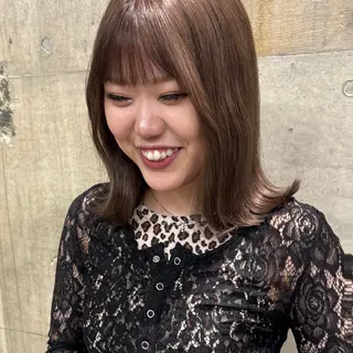 セミロング 瑠己杏 :ボブ/ ハイトーンワンカラーのヘアスタイル
