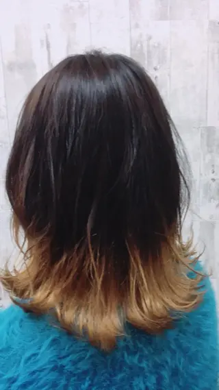 ミディアム カラー ヨシダ アズサのヘアスタイル