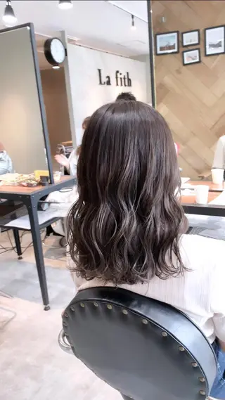 セミロング カラー リサ tonieのヘアスタイル