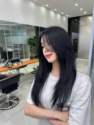 ロング カラー ブリーチなし 寒色カラーのヘアスタイル