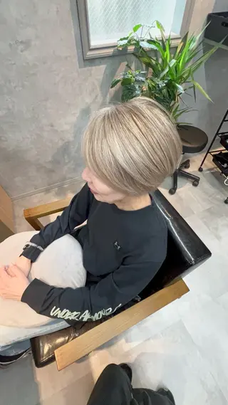 ショート motoトップカラー リスト/ブリーチカラのヘアスタイル