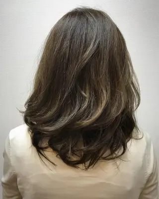 セミロング カラー 吉森 満俊のヘアスタイル