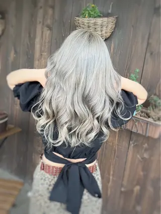 セミロング カラー ヘアアレンジ ハイトーン・ブリーチ ムラ修正　八須　錬のヘアスタイル