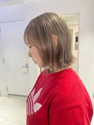 ショート カラー Ami/艶カラー/ レイヤー/ハイトーンのヘアスタイル