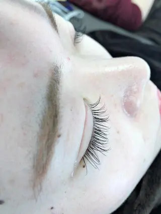 マツエク・マツパ レイヤーカット✖️ 柔らかベージュカラーのヘアスタイル