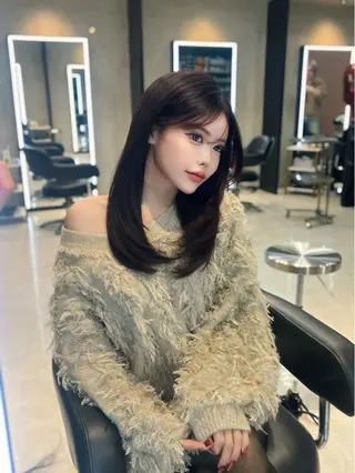 ミディアム カラー レイヤーカット 透明感カラーのヘアスタイル