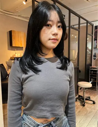 セミロング カラー ERINA/レイヤー /梅田のヘアスタイル