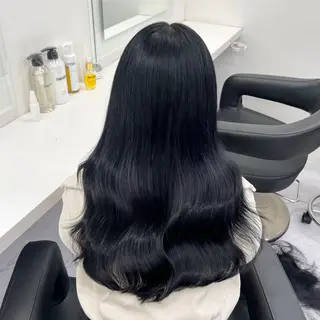 セミロング 寒色＆ブリーチ特化 寒色MiOのヘアスタイル