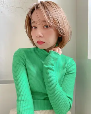 ショート カラー 韓国🇰🇷レイヤー カットオリーブカラーのヘアスタイル
