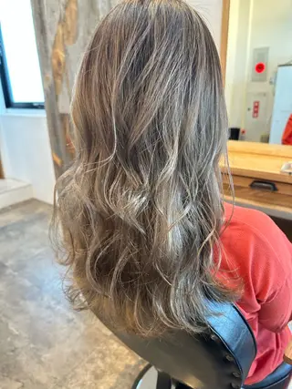 ロング ブリーチなしベージュ カラー佐藤華厘のヘアスタイル