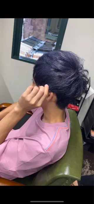 カラー メンズ 岡村 莉穂のヘアスタイル