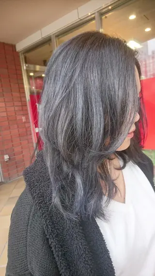 セミロング カラー 横山 千春のヘアスタイル