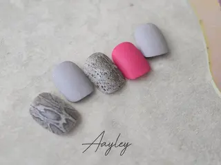 ショート カラー ネイル Aayley アイリ―サロンのネイルデザイン