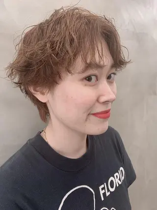 ショート カラー パーマ 💓パーマ，💗 レイヤーカットのヘアスタイル