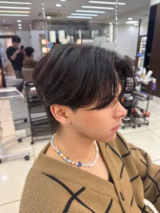 メンズ メンズ特化シャドウパ ーマラウンドマッシュのヘアスタイル