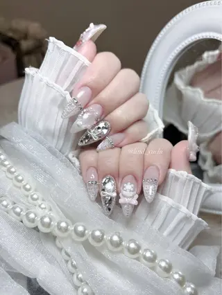 ネイル yuchi🎀 ちゅるん/キラキラのネイルデザイン