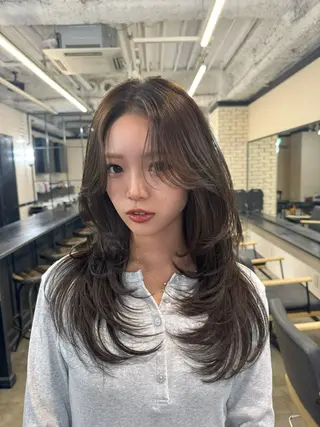 ロング カラー 🌟小顔レイヤー× 赤み消し透明感カラーのヘアスタイル