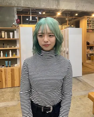 ミディアム 茜璃/ブリーチカラー /レイヤーカットのヘアスタイル