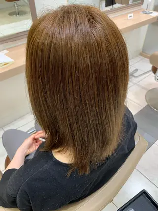 ショート 鮮やかカラーと艶髪 美容師を目指すモリーのヘアスタイル