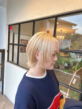 ショート カラー 井上 花音のヘアスタイル