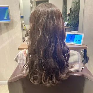 ロング カラー 松岡 知のヘアスタイル