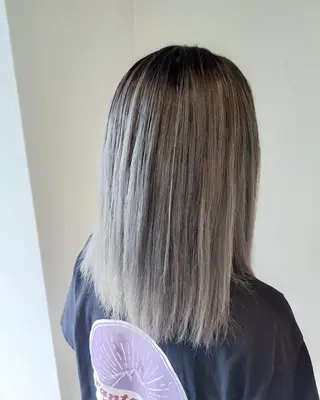 セミロング カラー RU RIのヘアスタイル