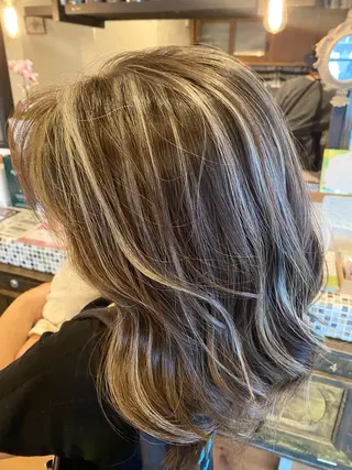 カラー 井上 歩美のヘアスタイル