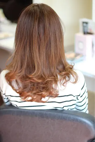 セミロング ロング カラー パーマ 成松 勇治のヘアスタイル