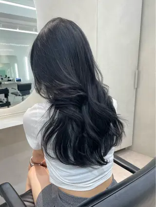 ロング ハイトーン デザインカラーのヘアスタイル