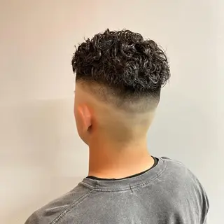 パーマ メンズ 顔まわりレイヤー デザインカットのヘアスタイル