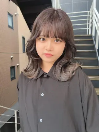 ミディアム 韓国🇰🇷レイヤー カットオリーブカラーのヘアスタイル