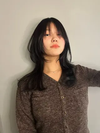 ミディアム カラー ウルフ/レイヤー Miinaのヘアスタイル