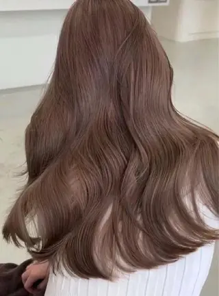 カラー 花井輝 ボブ/センターパートのヘアスタイル