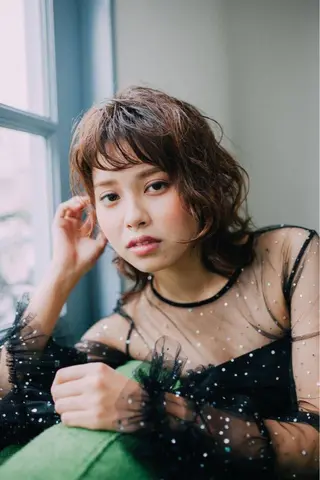 ミディアム 佐藤 香織のヘアスタイル