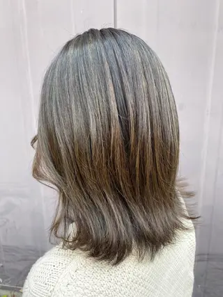 セミロング カラー 山西 真琴のヘアスタイル