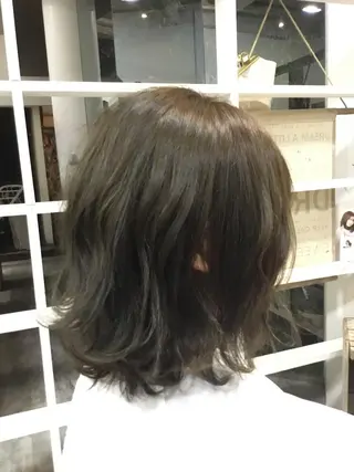 ミディアム カラー 佐伯 真奈のヘアスタイル