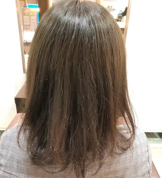セミロング カラー 小宮 真理奈のヘアスタイル