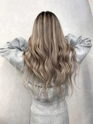 ロング ヘアアレンジ カラー ハイトーン カラーのヘアスタイル