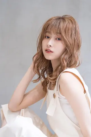 セミロング カラー ヘアアレンジ 🌟小顔レイヤー× 赤み消し透明感カラーのヘアスタイル
