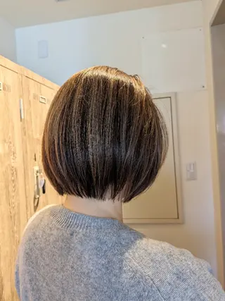 ショート カラー alushe 岡 陽子のヘアスタイル