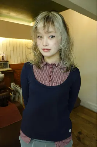 ミディアム ハイトーン特化/和音 【デザインカラー】のヘアスタイル